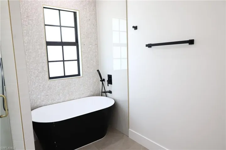 Unfurnished room with baseboards and ceiling fan