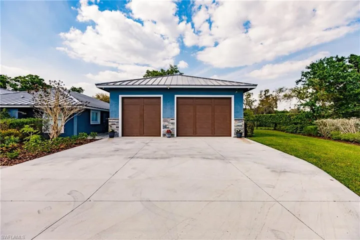 Extra large garage that can fit up to 5 vehicles