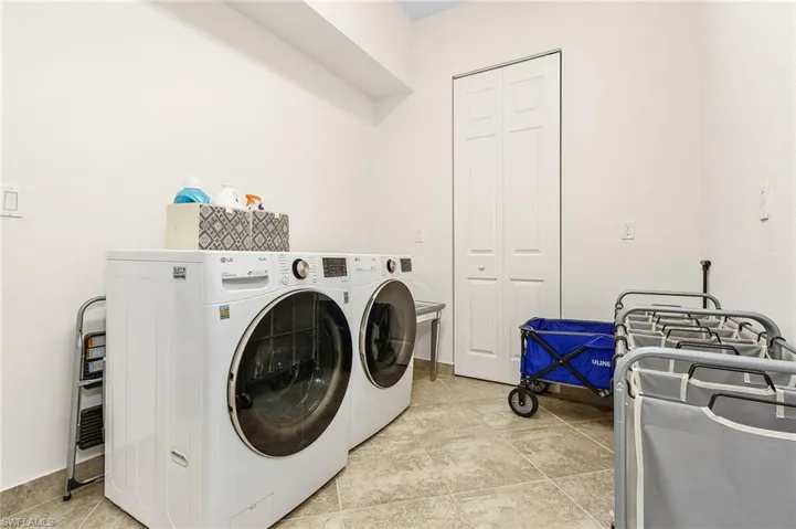 Washroom with independent washer and dryer