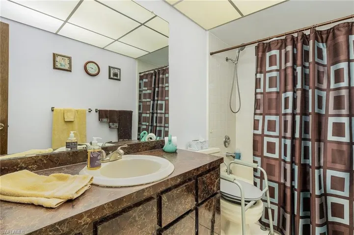 Guest bath with Tub/Shower combo