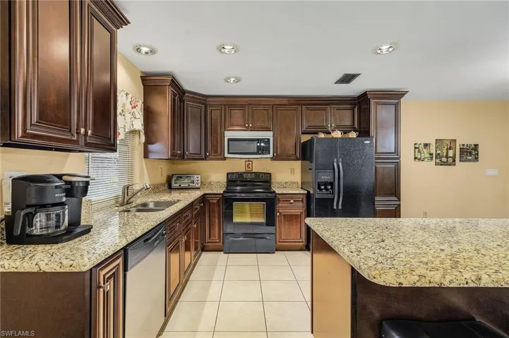 Kitchen with large work area/breakfast bar