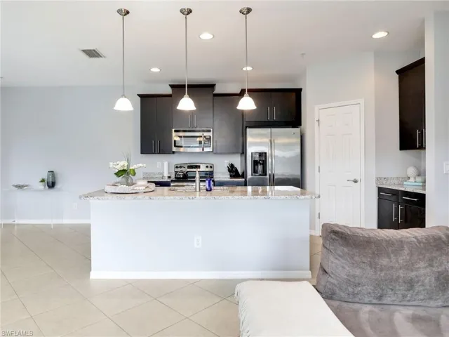 Kitchen w/ Counter Island