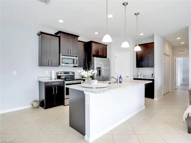 Kitchenw/ Counter Island