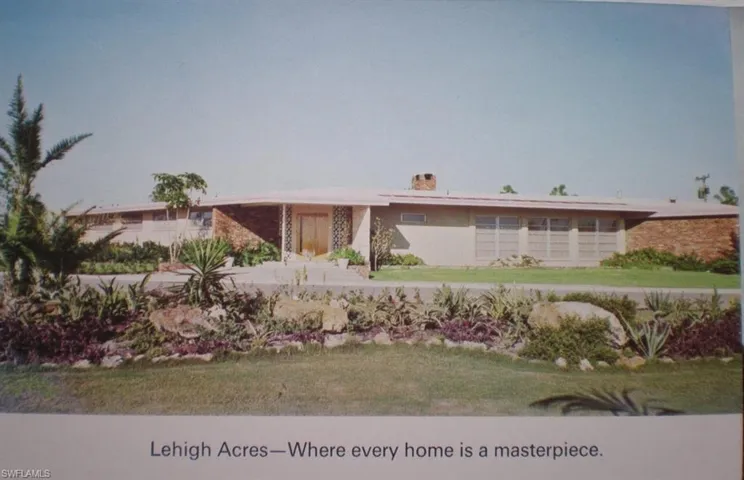 View of front of property featuring a front yard