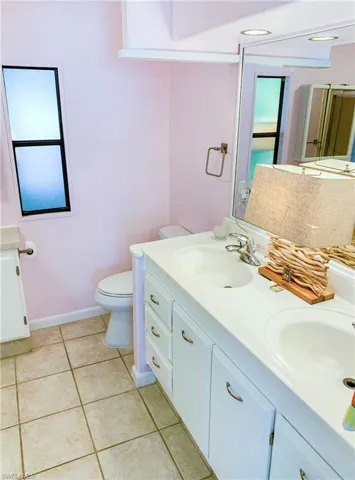 Primary en-suite bathroom