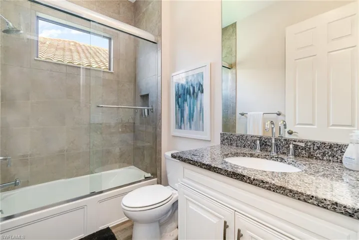 Stylish full bath for the 2 bedrooms