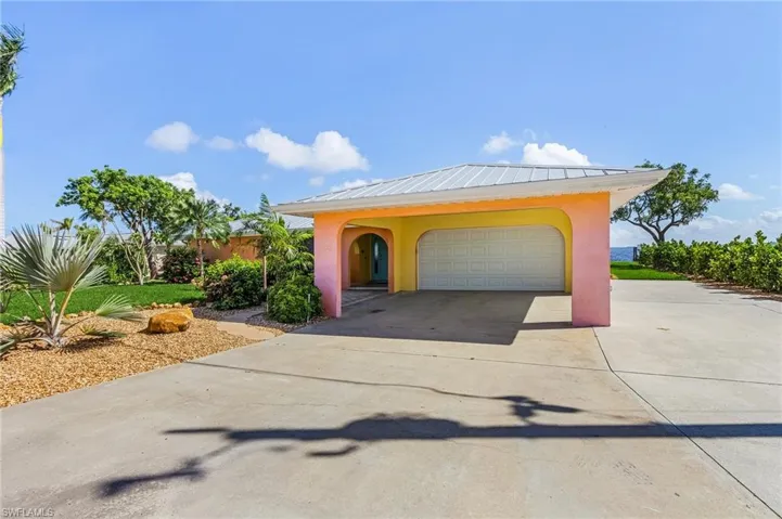 Entertain your friends with this large quartz countertop, overlooking the pool and Matlacha Pass.