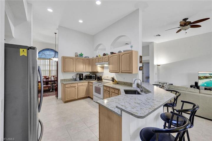 Kitchen & Breakfast Bar