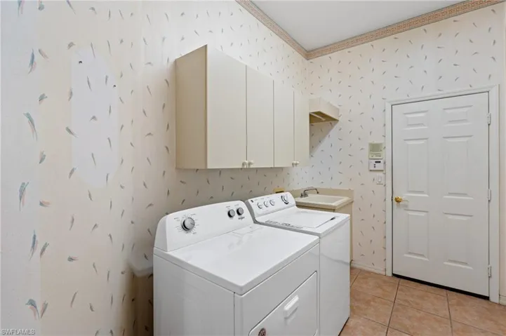 Oversize Laundry room