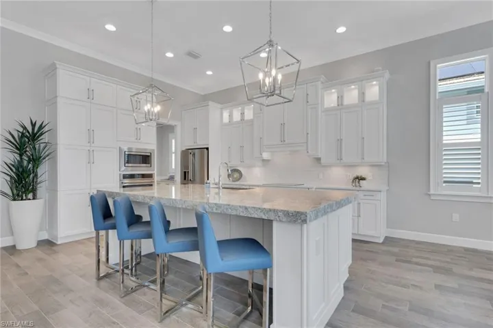 Kitchen w huge island