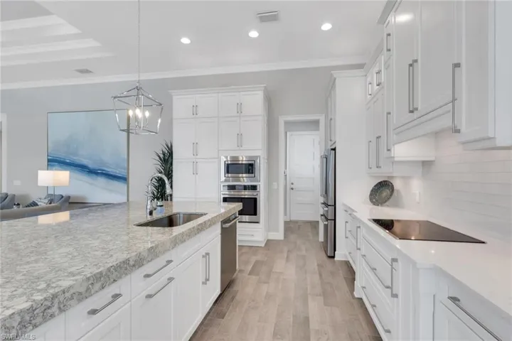Kitchen with upper cabinets, quartz countertops