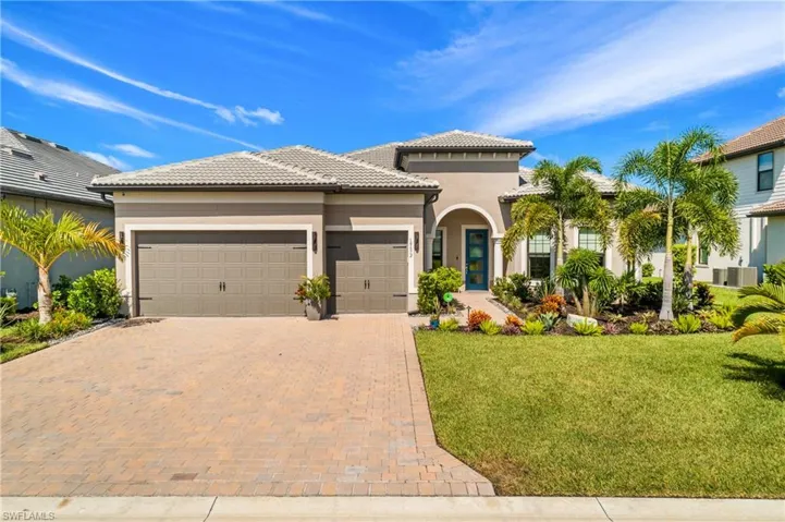 This Pinnacle floor plan offers nearly 2500 sq.ft. of living space, 3 bedrooms plus a den, 3 full baths, and a gorgeous lakefront water view.