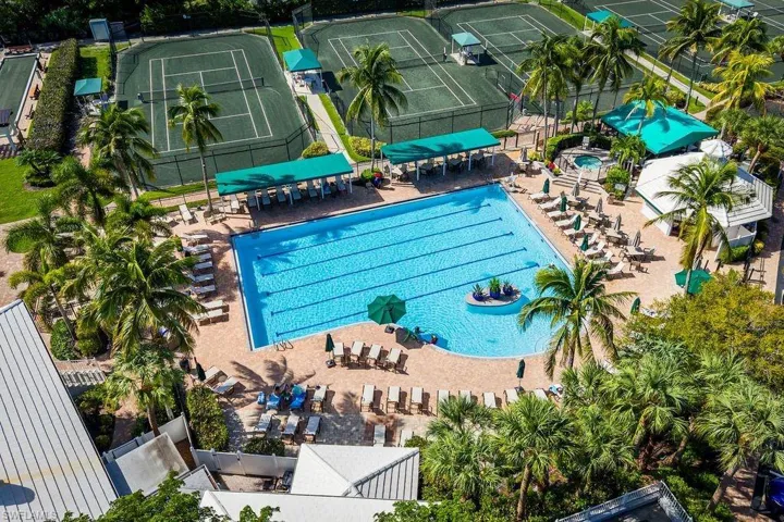 Massive Resort Pool with TIKI BAR poolside!!