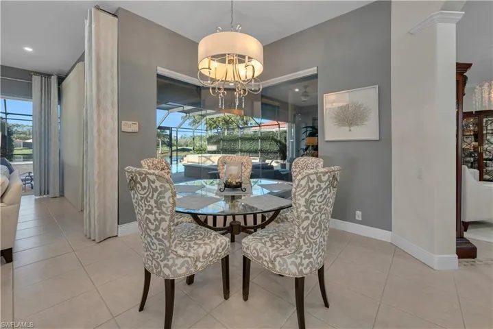Breakfast room with bay window