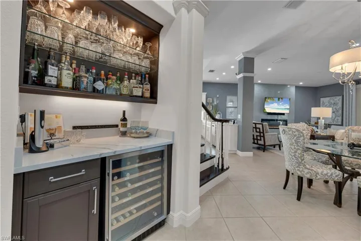 Bar to breakfast room