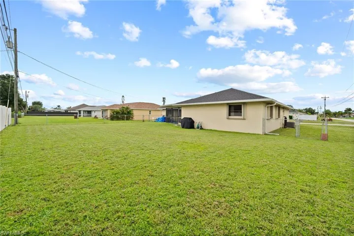 1425 SE 8th  PL, Cape Coral, FL 33990