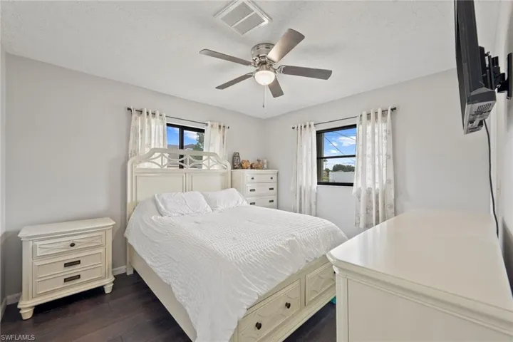 1425 SE 8th  PL, Cape Coral, FL 33990