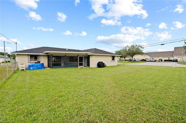 1425 SE 8th  PL, Cape Coral, FL 33990