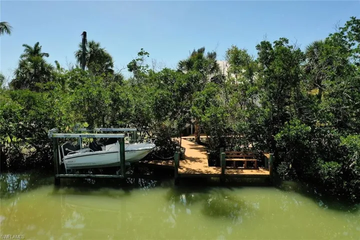 Boat Dock and Lift- 171' of shoreline