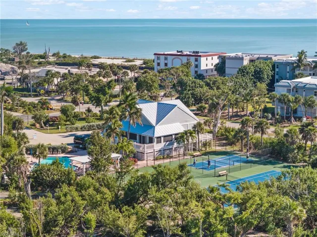 Long Acre Lake HOA residents enjoy access to Seagull Estates amenities, including clubhouse, tennis, pickleball, and community pool.