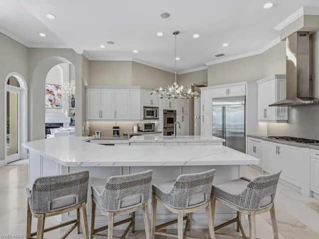 Spacious kitchen bar
