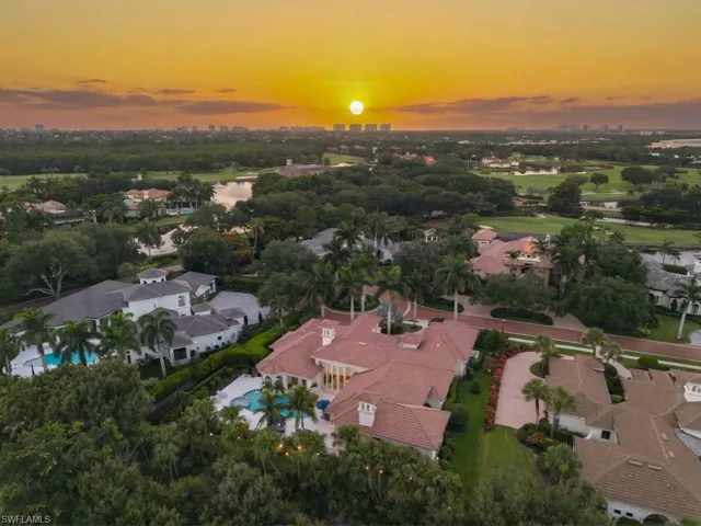 Short drive to Bay Colony Beach Club for oceanfront dining!