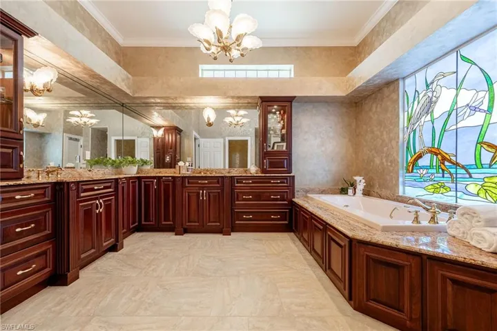 Spa like feel large master bath