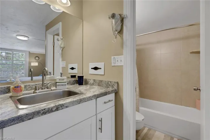 2555  Tamiami N TRL, Naples, FL 34103