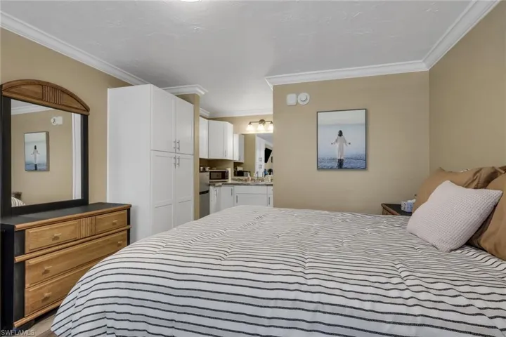 2555  Tamiami N TRL, Naples, FL 34103