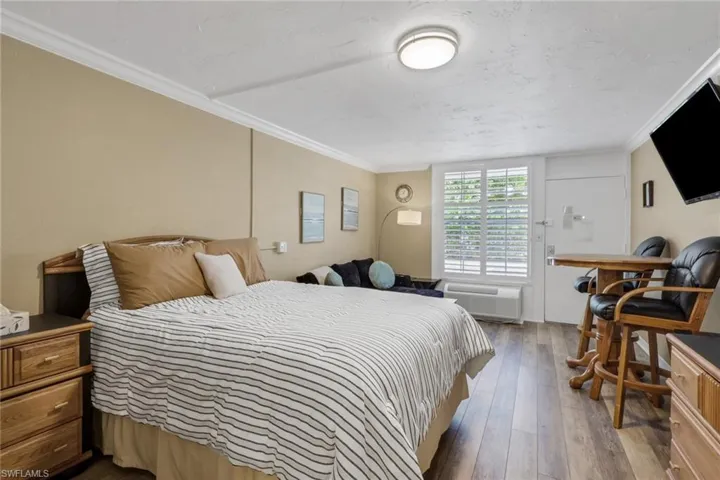 2555  Tamiami N TRL, Naples, FL 34103