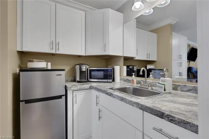 2555  Tamiami N TRL, Naples, FL 34103