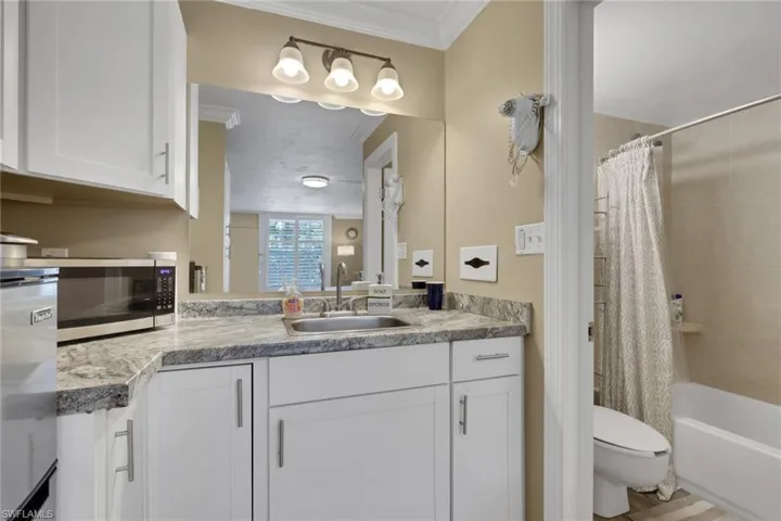 2555  Tamiami N TRL, Naples, FL 34103
