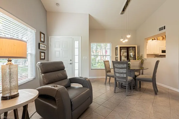 673  Windsor  SQ, Naples, FL 34104