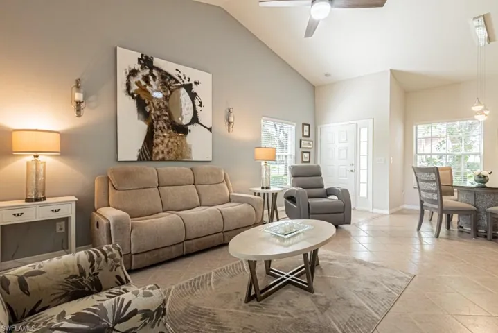 673  Windsor  SQ, Naples, FL 34104