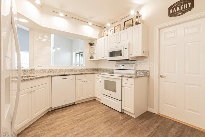 673  Windsor  SQ, Naples, FL 34104