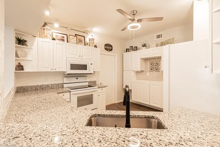 673  Windsor  SQ, Naples, FL 34104