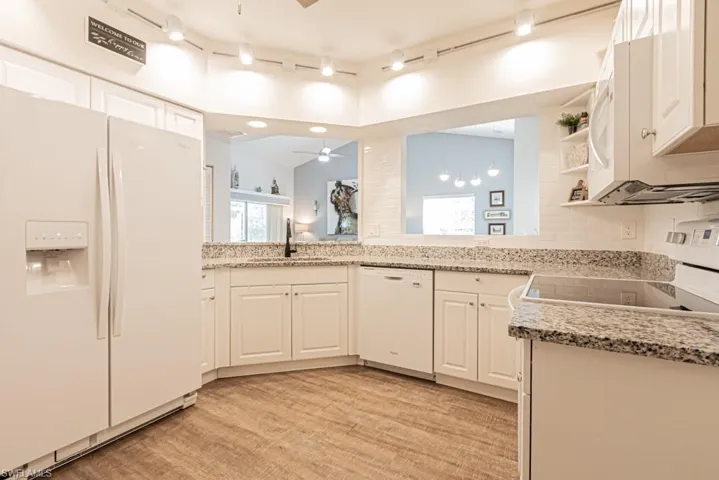 673  Windsor  SQ, Naples, FL 34104