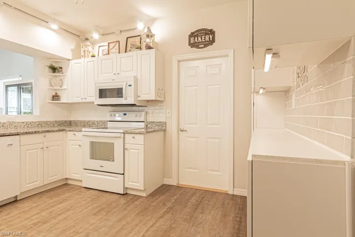 673  Windsor  SQ, Naples, FL 34104