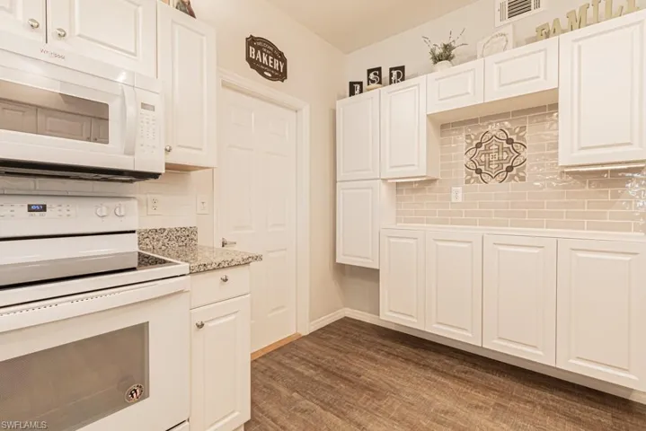 673  Windsor  SQ, Naples, FL 34104