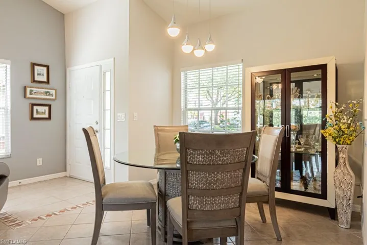 673  Windsor  SQ, Naples, FL 34104