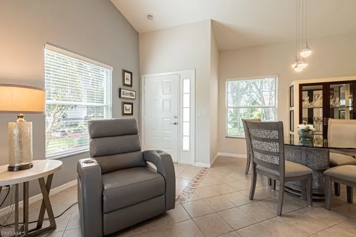 673  Windsor  SQ, Naples, FL 34104