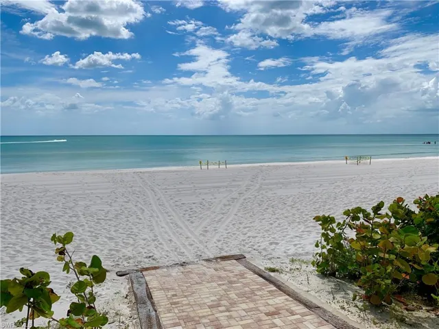 10475  GULF SHORE  DR, Naples, FL 34108
