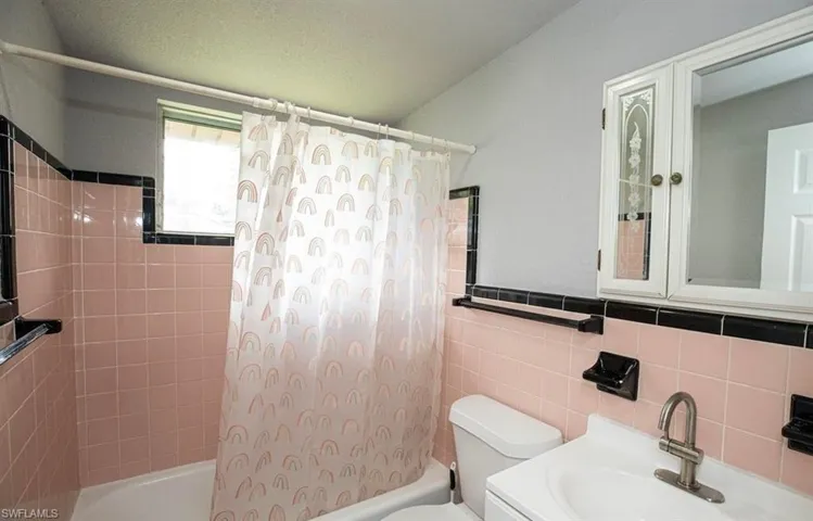 Guest bathroom, shower and tub combo