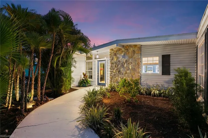 2060  Estey  AVE, Naples, FL 34104