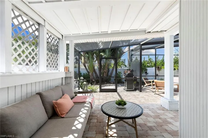 2060  Estey  AVE, Naples, FL 34104