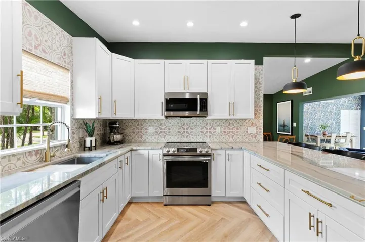 2060  Estey  AVE, Naples, FL 34104