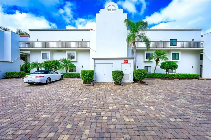 586 Beachwalk Cir O-305, Naples, Florida 34108