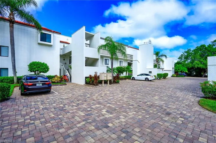 586 Beachwalk Cir O-305, Naples, Florida 34108