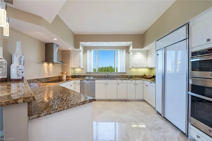 8990  Bay Colony  DR, Naples, FL 34108