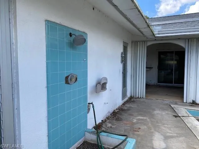 Outdoor shower at pool & lanai
